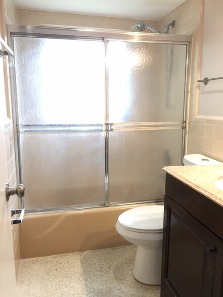 Guests bath - 1622 S Hermitage Rd