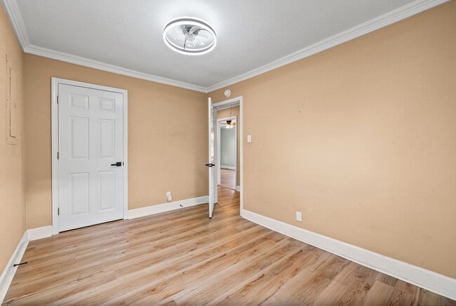 Building Photo - 2 Bedroom Pet Friendly Home For Rent Near Madison Street!