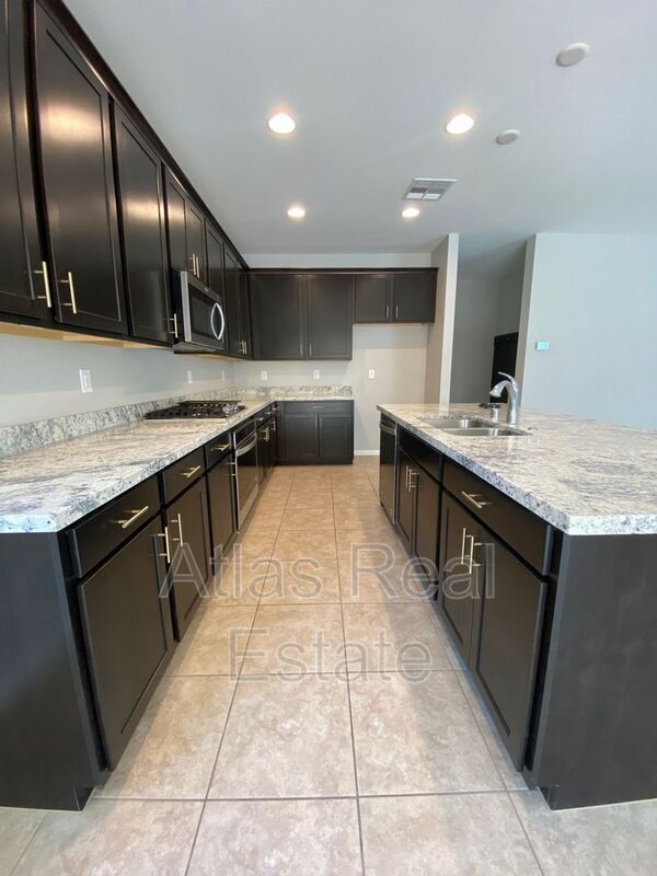 Building Photo - 10455 Skye Knoll Ave