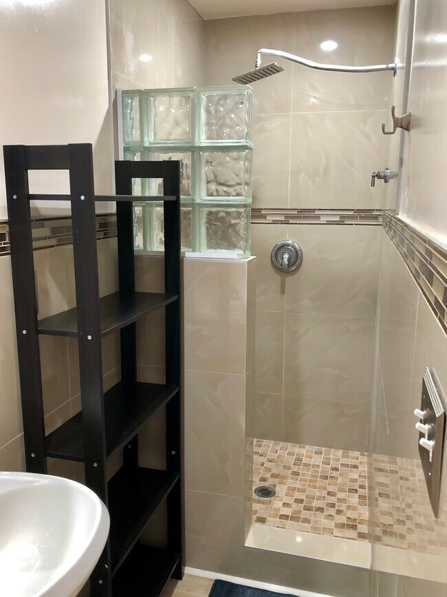 Building Photo - 420 S Berendo St