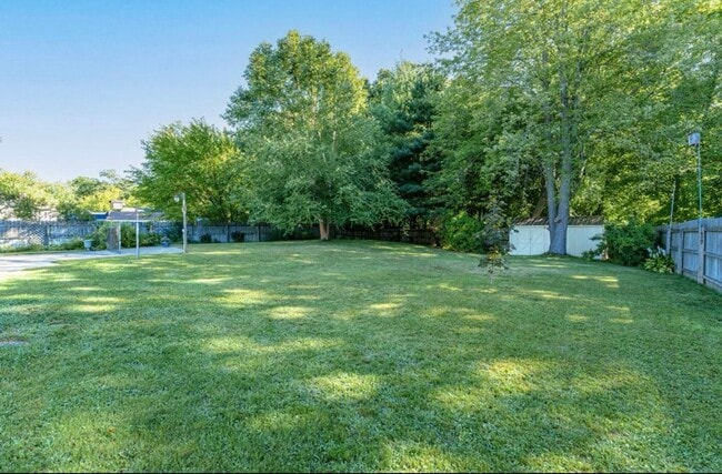 Building Photo - 3 Bedroom Home in Portage by West Lake