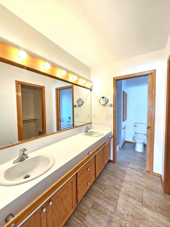 Building Photo - $1,995 - 2 Bed / 2 Bath Beautiful House in North Spokane with Oversized Garage