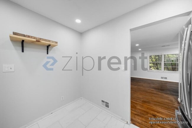 Building Photo - 792 Marstevan Dr NE