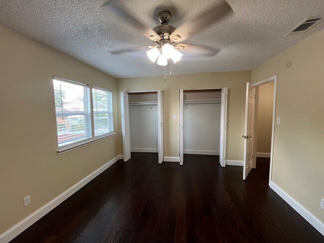 Building Photo - 6416 Bankside Dr