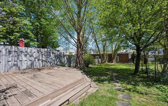 Building Photo - right and spacious 4-bedroom