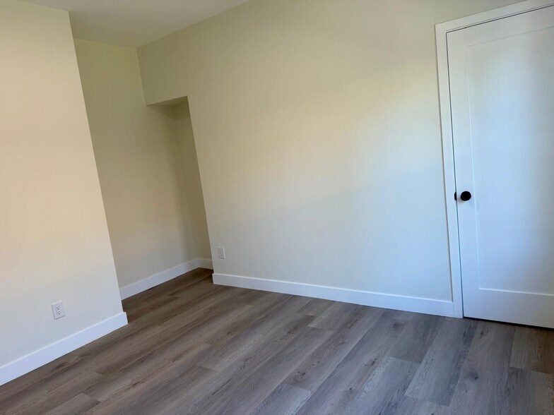 Building Photo - 151 E 47th St