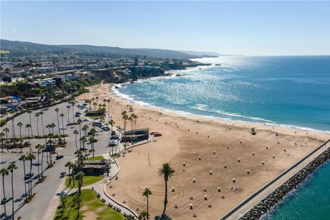 Building Photo - Stunning Furnished 2-bedroom Newport Beach condo Near the Ocean Today!
