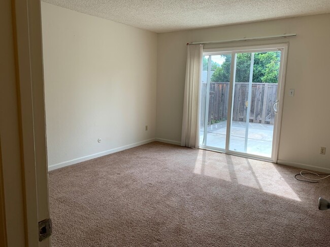 Building Photo - Spacious 2 bed/1.5 bath condo in Martinez