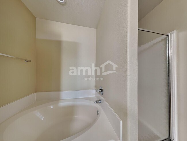 Building Photo - 700 Liberty Ln