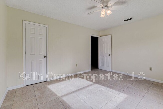 Building Photo - 860 Fox Lake Dr