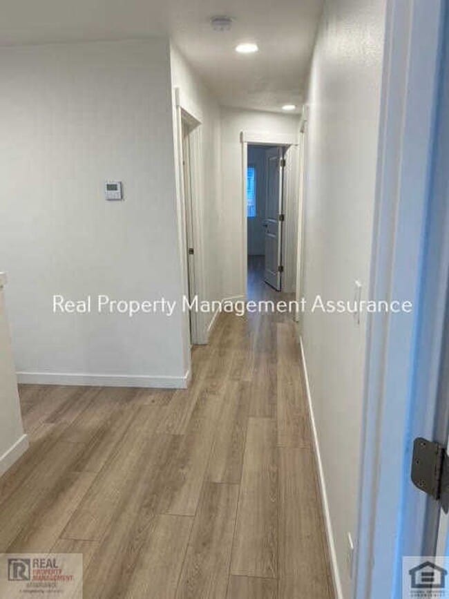 Building Photo - Modern 3 Bedroom Duplex With Garage!!