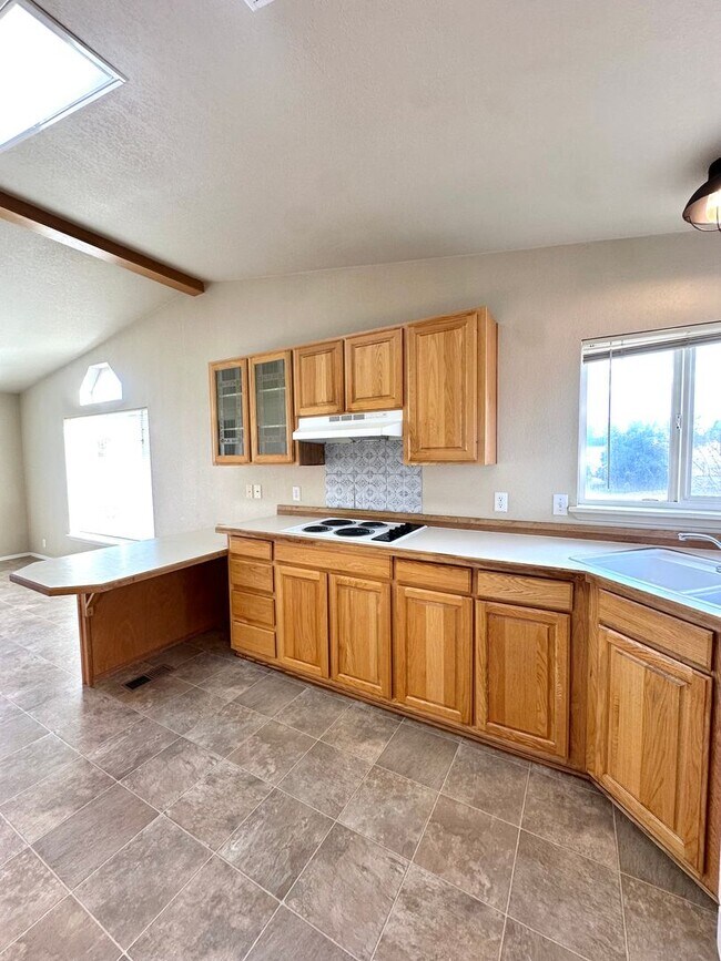 Building Photo - Light & bright single level home in NE Bend!