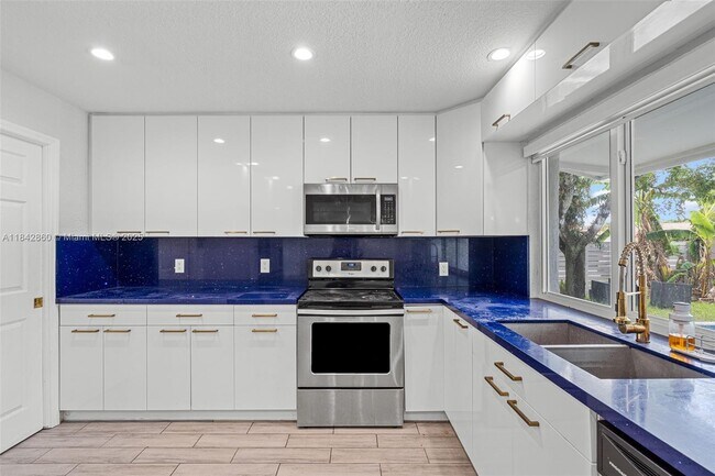 Building Photo - 9021 NW 7th Ct