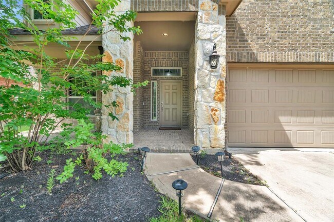 Building Photo - 2450 Garden Shadow Dr