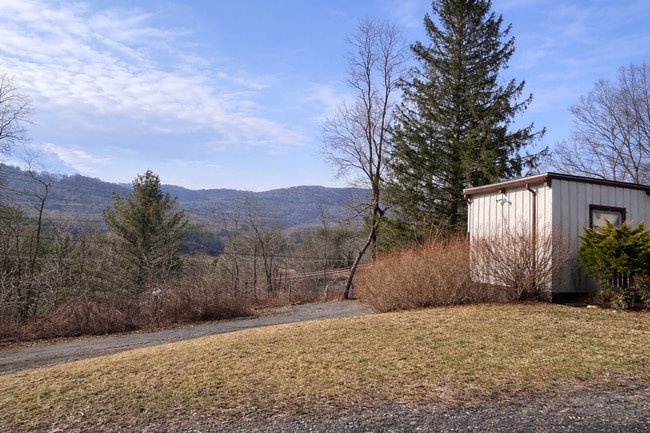 Building Photo - 218 Hillside Dr