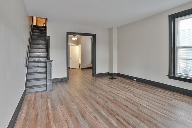 Building Photo - Large 5 Bedroom on Peffer