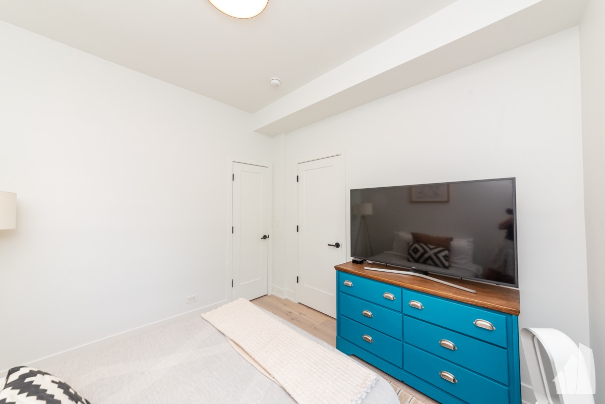 Building Photo - 1334 W Bryn Mawr Ave