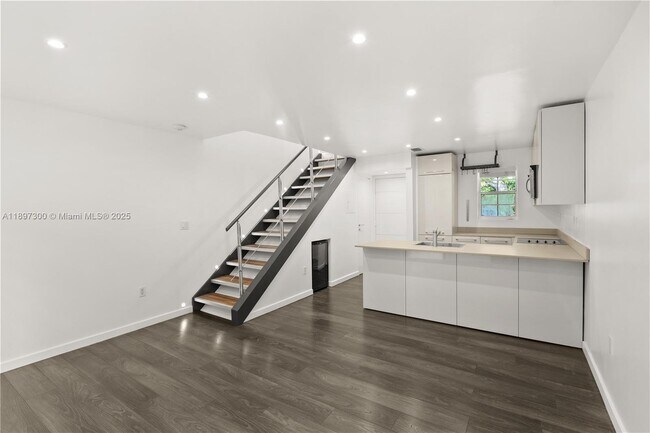 Primary Photo - 3130 Bird Ave