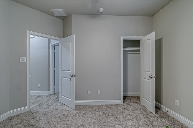 Building Photo - 327 Sweetspire Dr