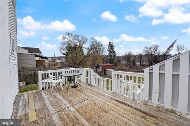 Building Photo - 528 E Elm St