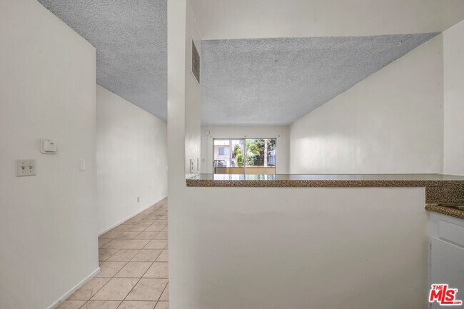 Building Photo - 4956 Romaine St