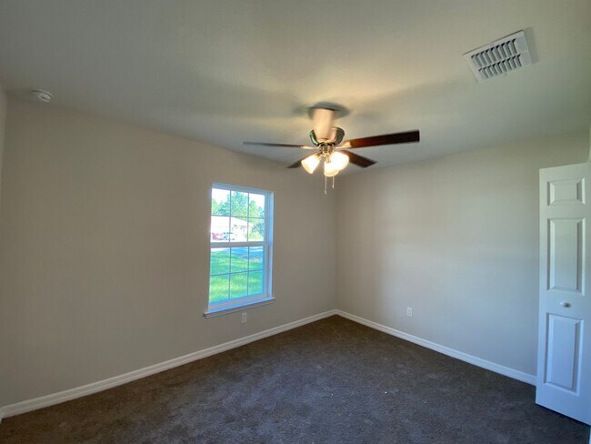 Building Photo - Custom Home - Desirable SE Ocala Neighborhood 3/2/2 **Won't Last**