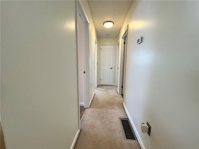 Building Photo - 28 Willow Dr