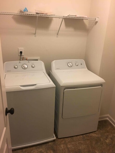 Building Photo - 3085 Clear View Dr