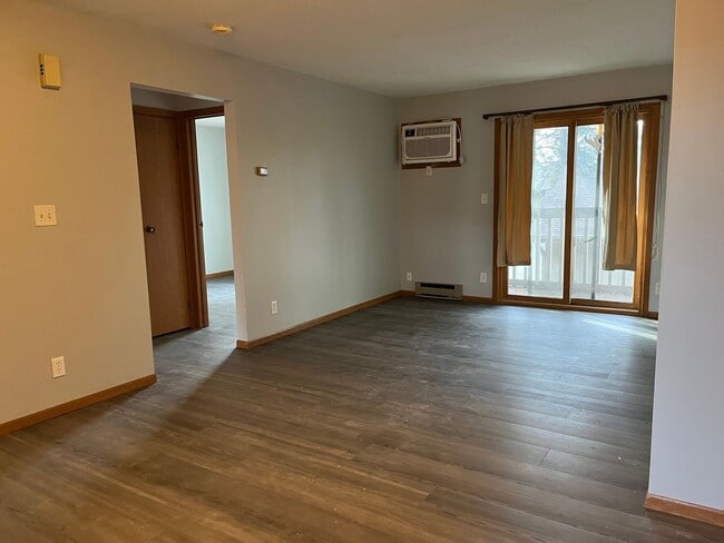 Building Photo - 2-bedroom & 1-bath Apartment + Garage in Hudson WI