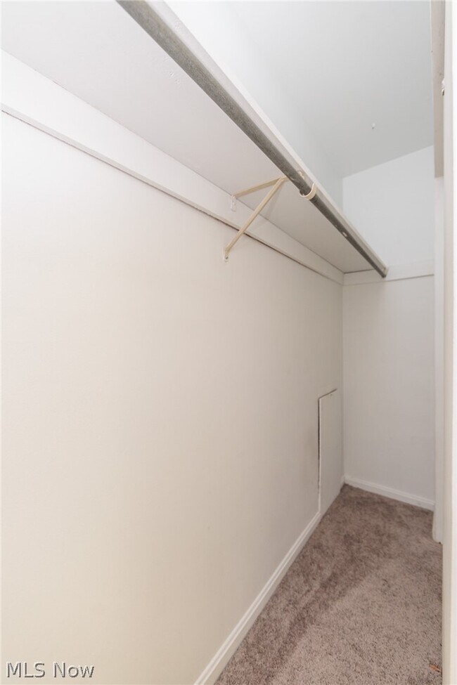 Building Photo - 7020 Carriage Hill Dr