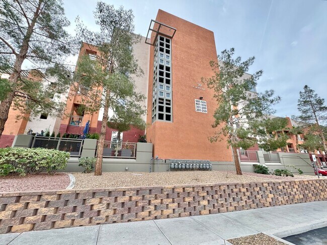 Building Photo - BRIGHT CONDO WITH BALCONY IN SOUTH LAS VEGAS
