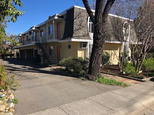 Building Photo - Charming 3 bed / 1 bath Apartment by Downtown