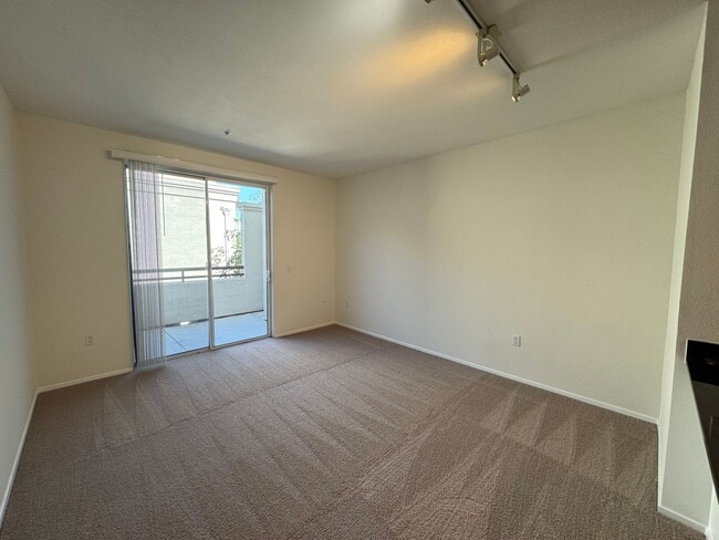 Building Photo - Stunning 1Bd/1Ba Condo in The Heart of Irv...
