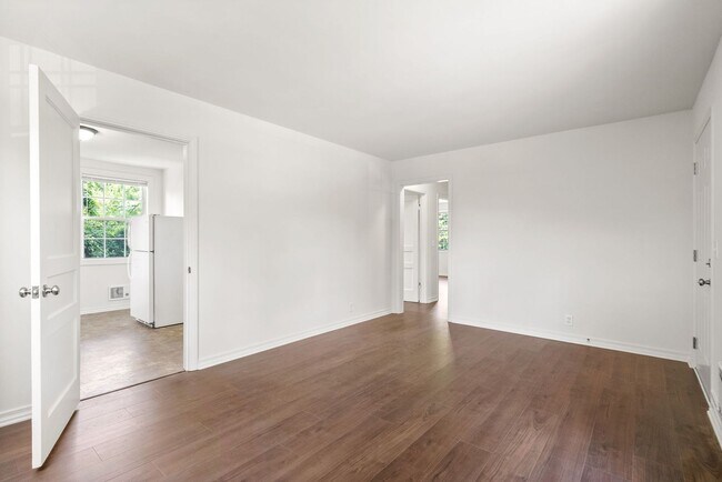 Building Photo - 3 Bedroom Home For Rent Near APSU!