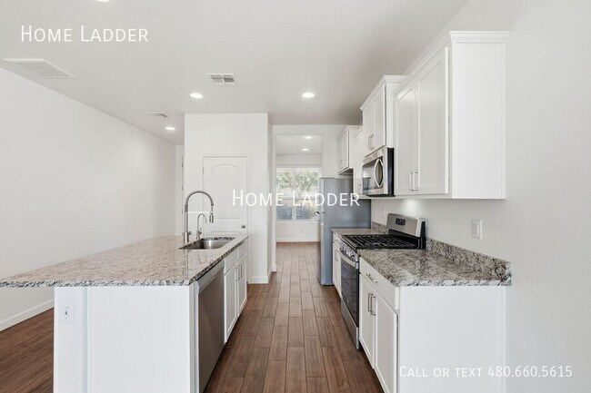 Building Photo - 2713 N Camden Dr