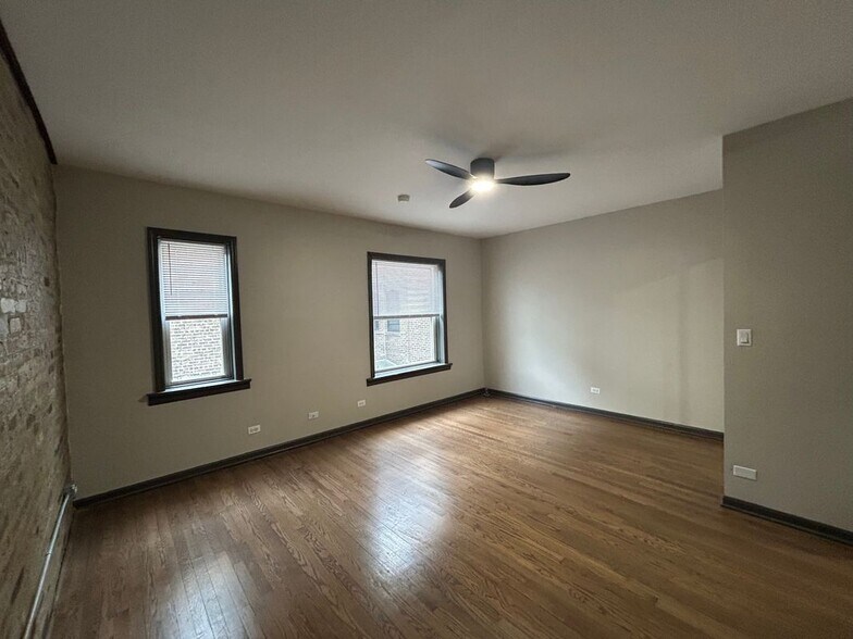 Building Photo - 722 W Barry Ave