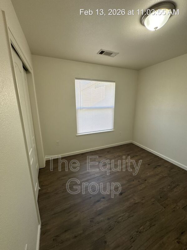 Building Photo - 540 E Lakeview Ave