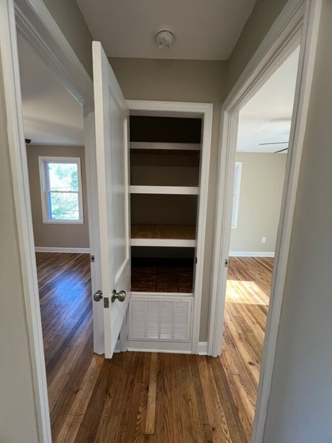 Building Photo - Newly renovated 2 bedroom 1 bath house!