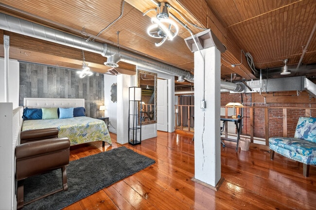 Building Photo - 226 Mt Elliott St