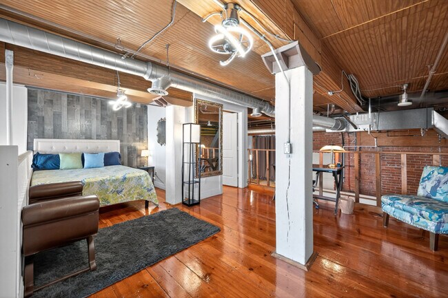 Building Photo - 227 Iron St