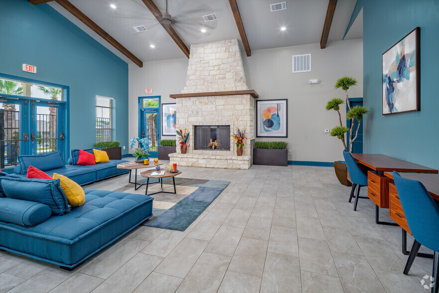Clubhouse - Nova Vista Apartments at Woodlake