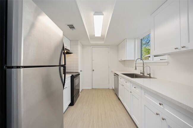Building Photo - 2302 Green Knoll Dr
