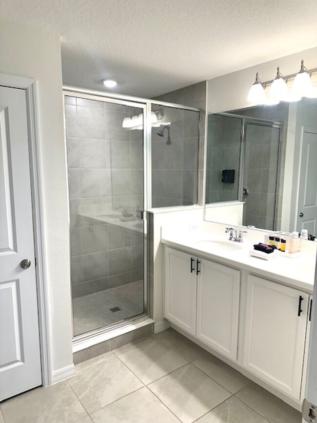Building Photo - Townhome for rent with garage in Champions...