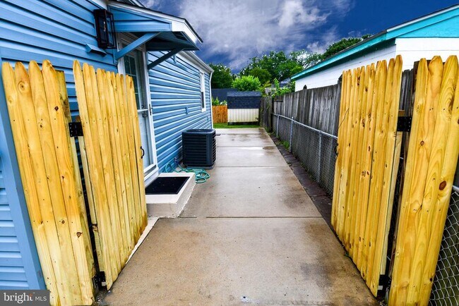 Building Photo - 503 Woodston Rd