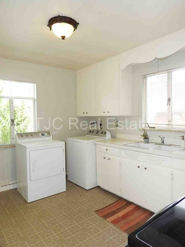 Building Photo - DU Home for Rent!  Upper Unit Available.