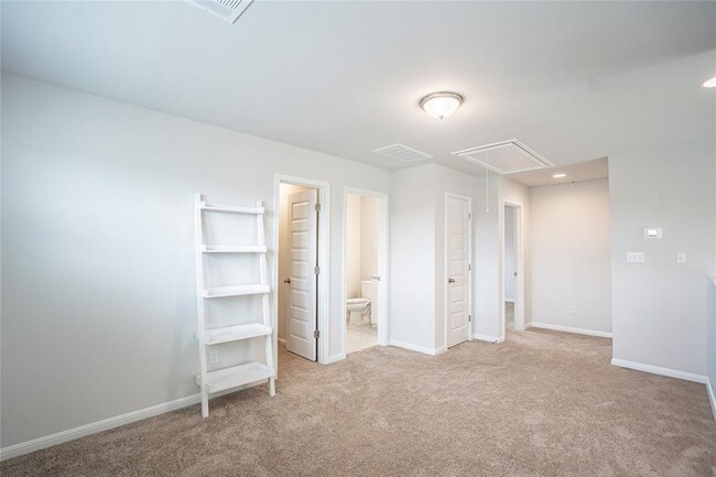 Building Photo - 301 Elm Br Trl