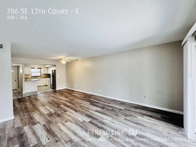 Building Photo - 706 SE 13th Ct