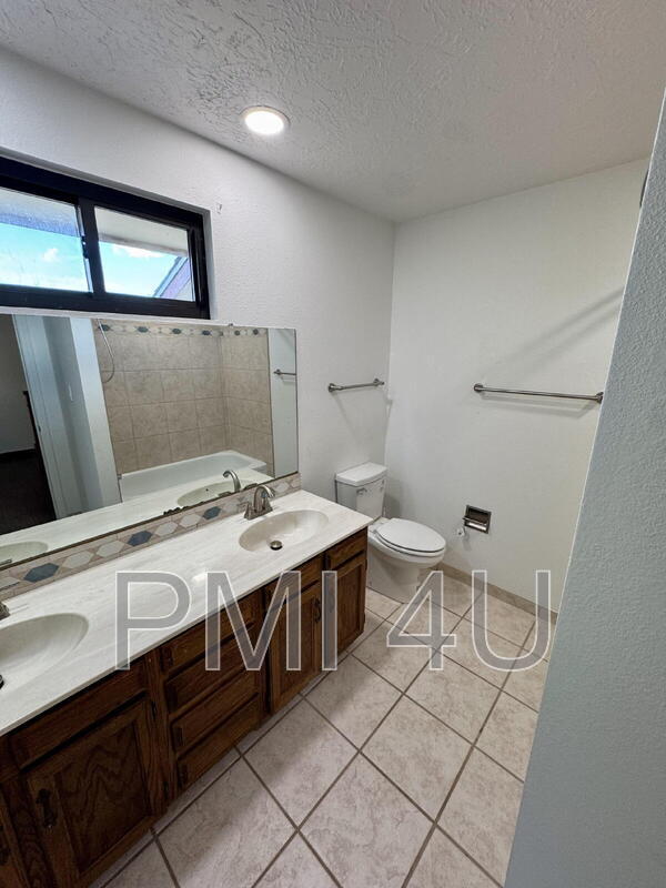 Building Photo - 10412 La Paz Dr