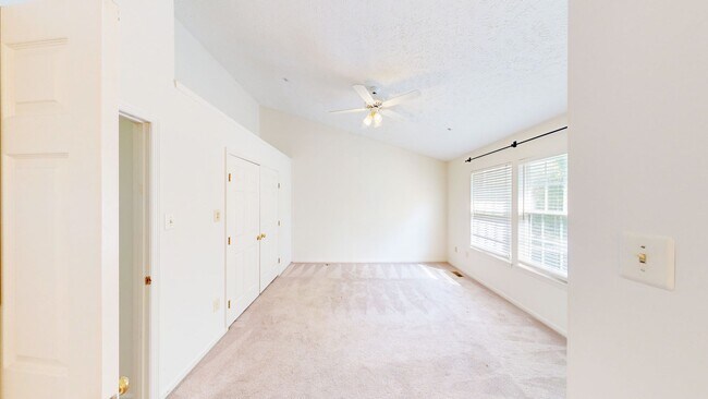 Building Photo - READY TO GO 3 LVL - 3 bed + 2 full and 2 half bath TH