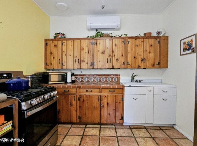 Building Photo - 25 Sowles Ave